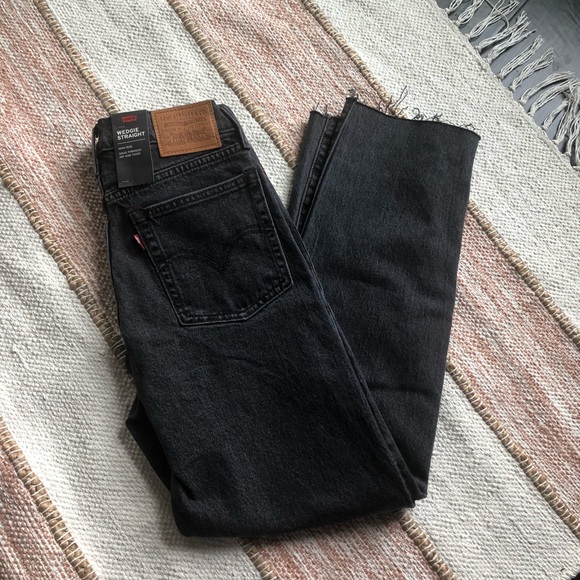 NWT Levi’s Wedgie Straight Grey Raw Hem Jeans - Picture 5 of 6